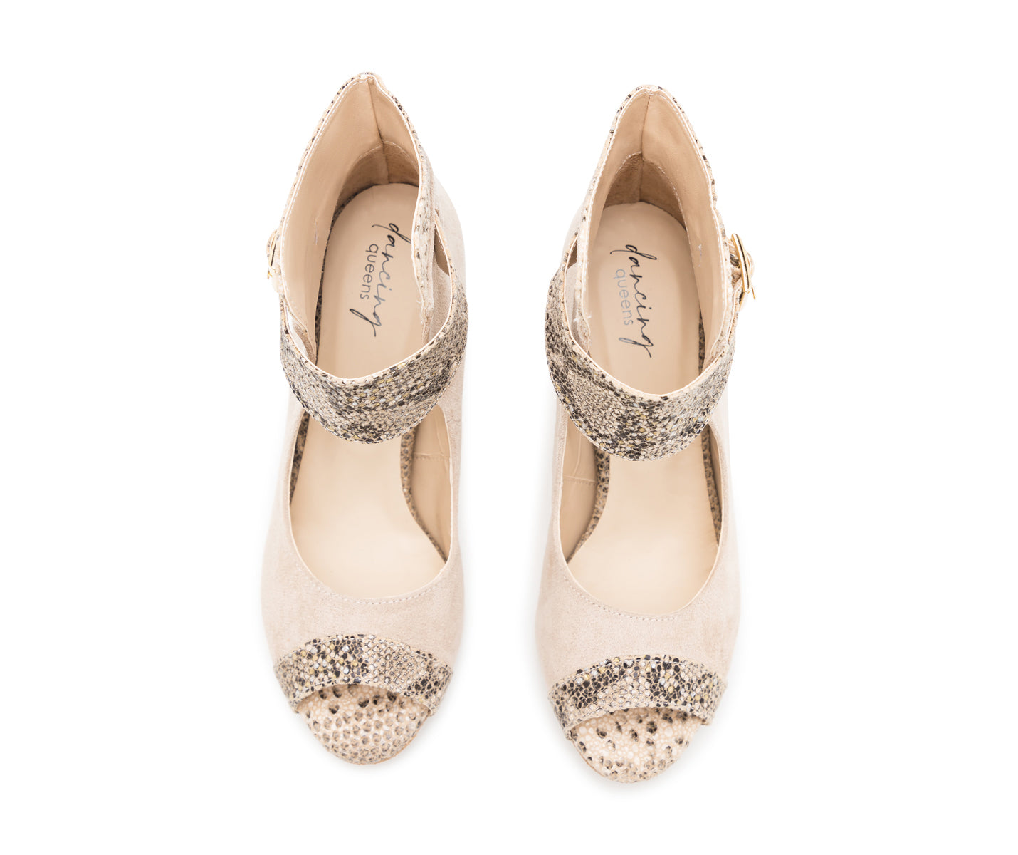 Draufsicht der Alioth Tanzschuhe in Beige von Dancing Queens mit strukturierten Riemen, spitzen Zehen und einer flexiblen Wildledersohle.